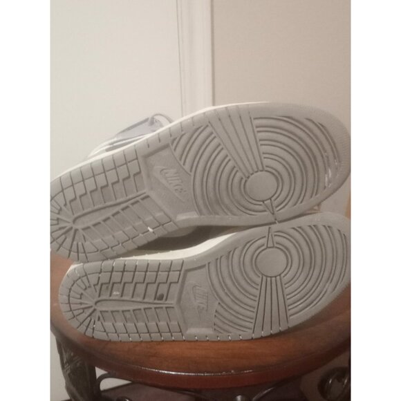 Air Jordan 1 Mid Women's Size 8 Cement Grey/Sail BQ6472 022 - Picture 3 of 13